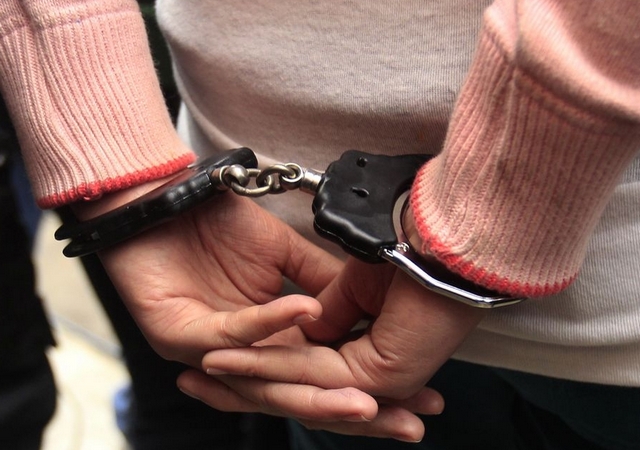 mujer detenida esposas
