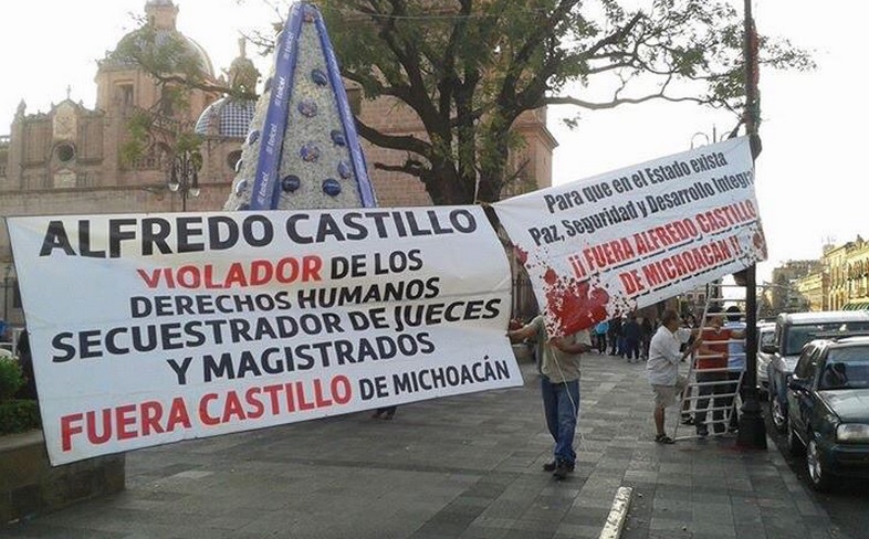 huelga de hambre Itze Camacho hija de Desiderio Camacho Fuera Castillo de Michoacán