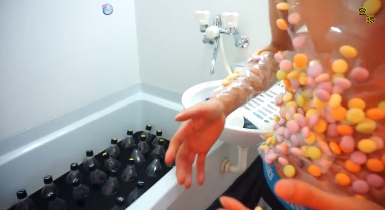 joven se pega mentos a su cuerpo para bañarse con refresco de cola