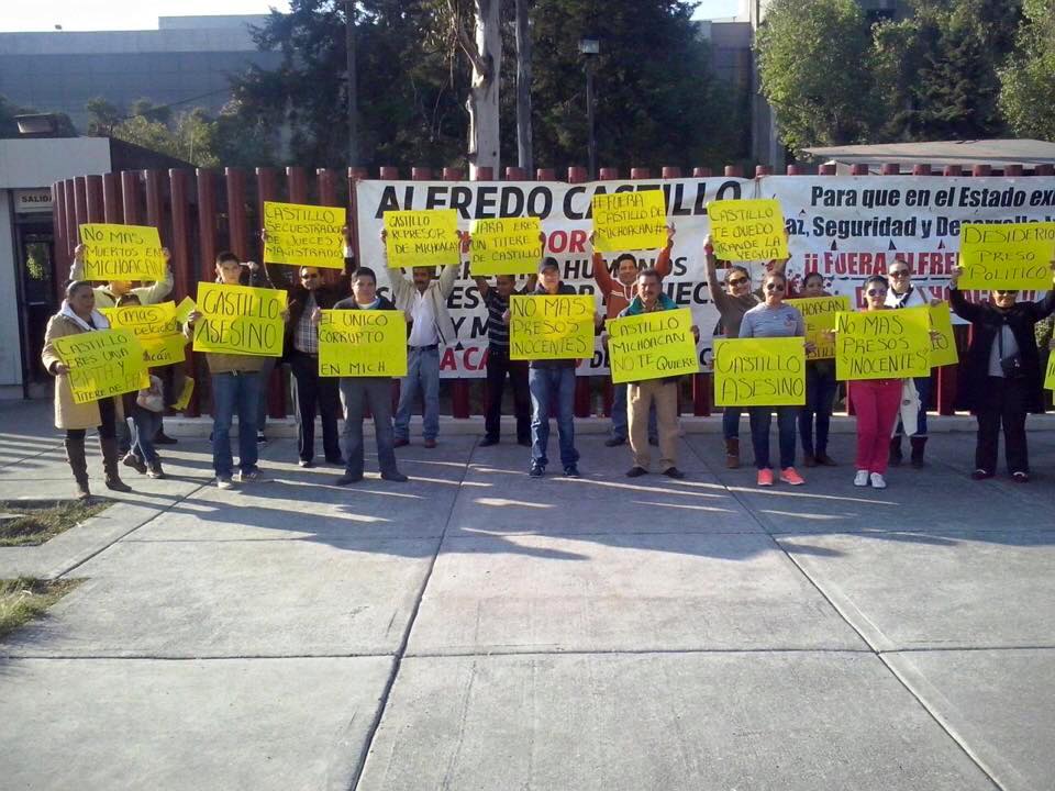 manifestantes en contra del Comisionado Alfredo Castillo Congreso de la Unión