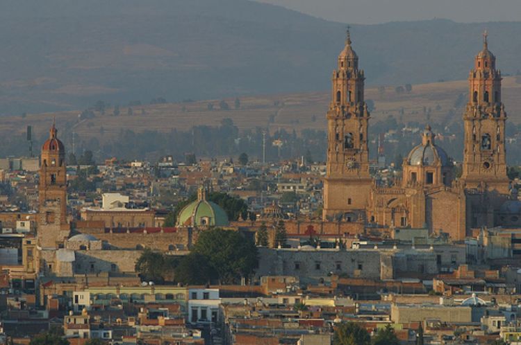 panoramica de morelia catedral espaldas