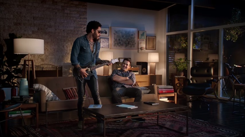 Lenny Kravitz y James Franco Guitar Hero comercial