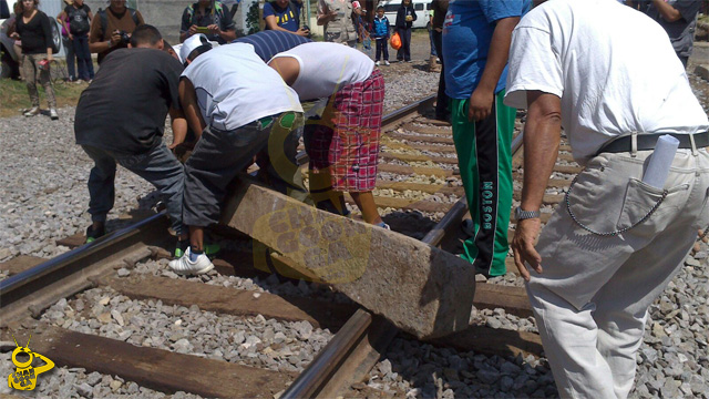 bloqueo-tren-vecinos-Jacarandas-2