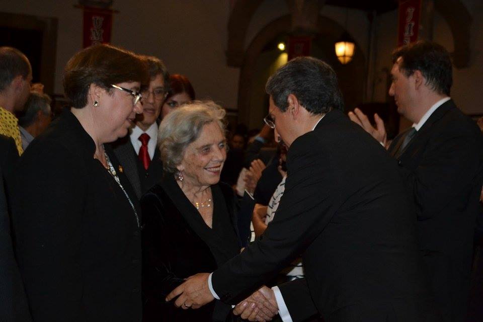 Poniatowska saludando al rector de la Universidad Michoacana, Medardo Serna 