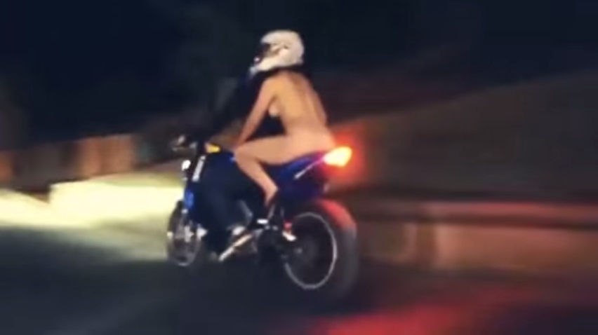 mujer desnuda en moto