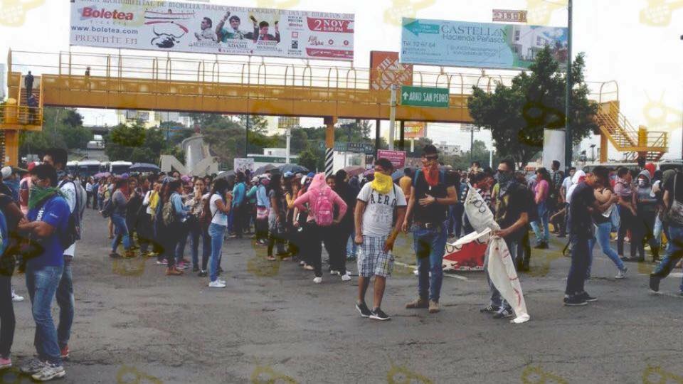 normalistas bloqueando la huerta 2