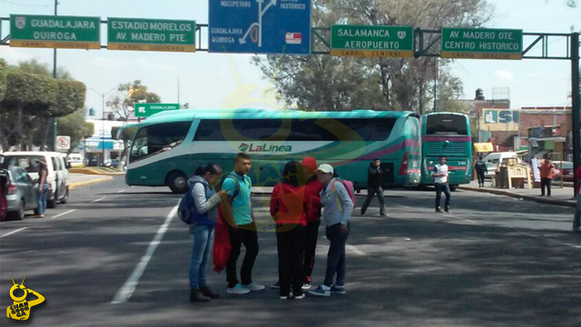 normalistas-monumento-Lazaro-Cardenas-camiones-Morelia