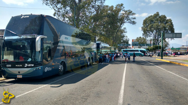 normalistas-monumento-Lazaro-Cardenas-camiones-Morelia-2
