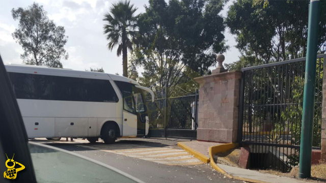 autobus-camion-Casa-de-Gobierno-Morelia-bloqueo