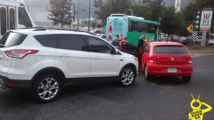 Choque en Camelinas por cables de Telmex