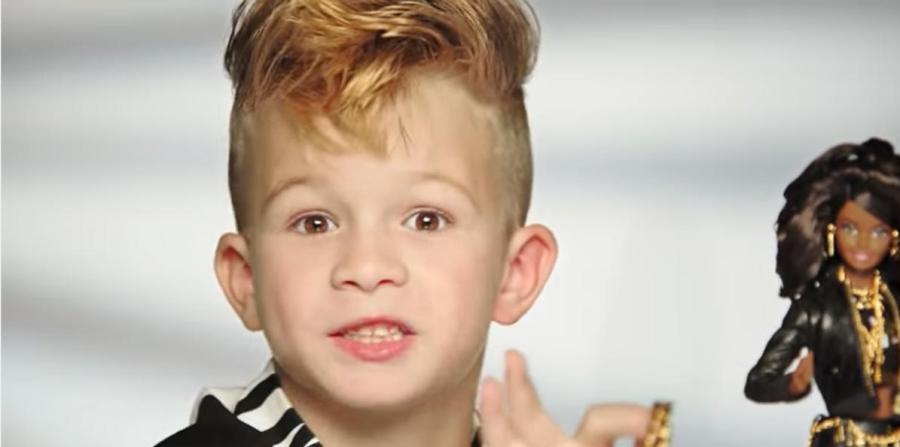 niño jugando barbies comercial