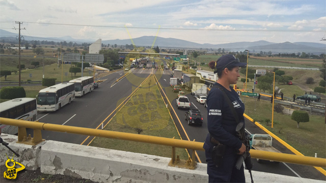 normalistas-caseta-Ecuandureo-camiones-autobuses-Purhepechas-7