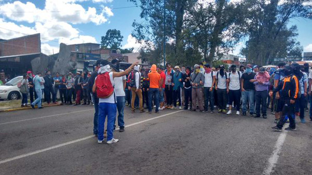 normalistas-manifestacion-Obelisco-Lazaro-Cardenas-Morelia
