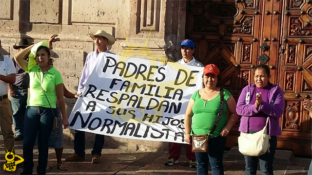 padres-normalistas-manifestación-Morelia