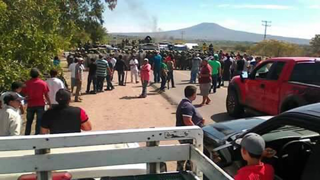 bloqueos-La-Ruana-militares-Michoacan