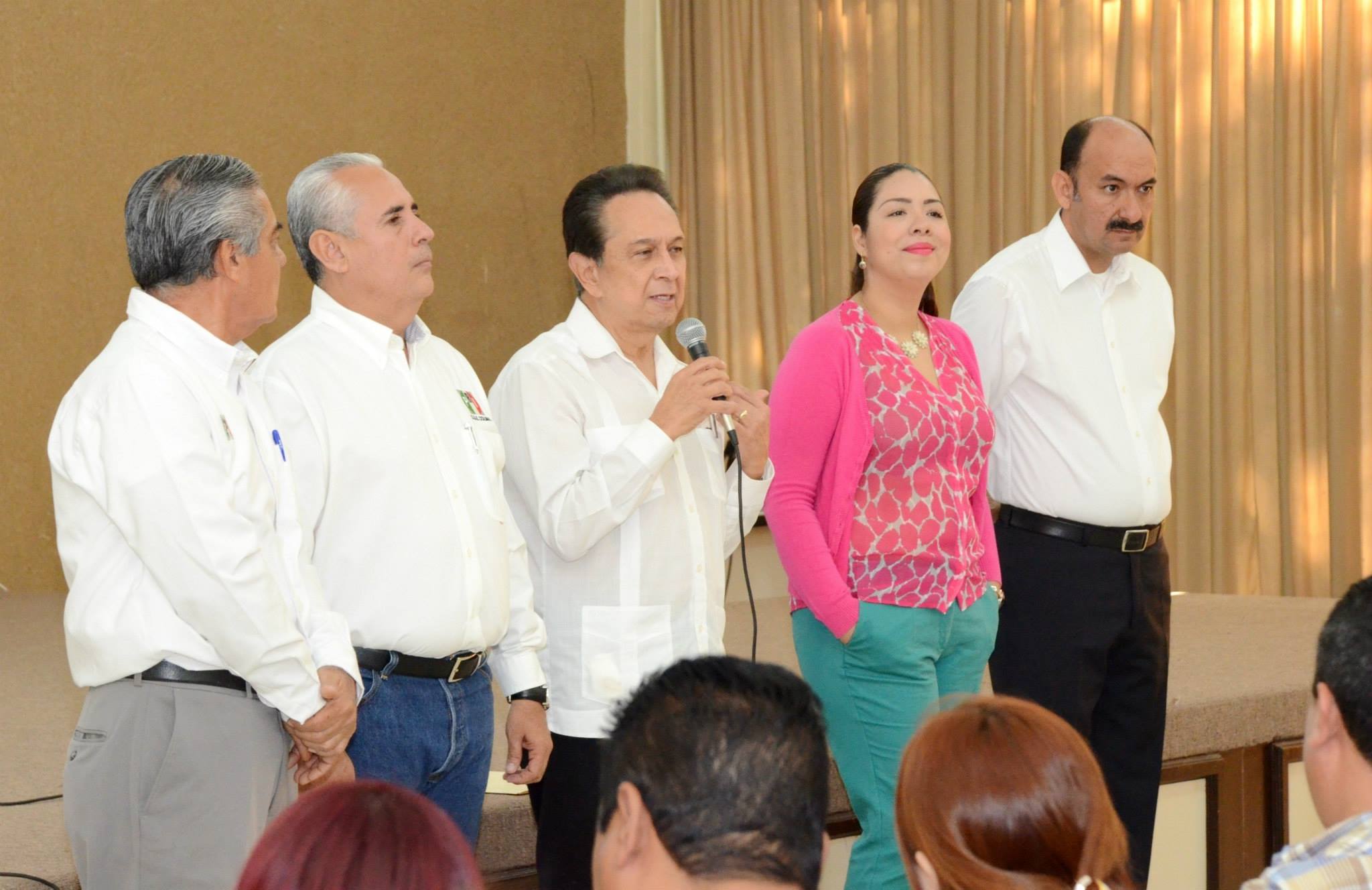 tinoco rubi platicando