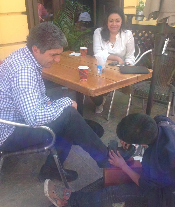 funcioario sedesol niño bolero
