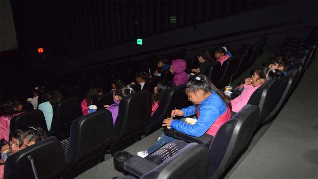 niñas-y-niños-de-casa-hogar-en-el-cine-Morelia-DIF