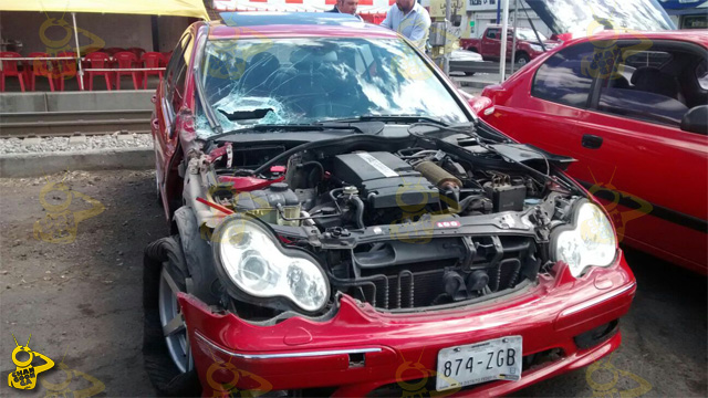 Mercedes-Benz-golpeado-por-el-tren-Morelia-2