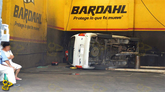 camioneta-vuelca-taller-Morelia