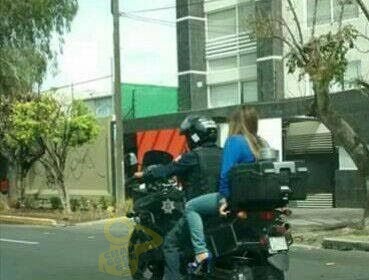 funcionaria paseandose moto buena 2