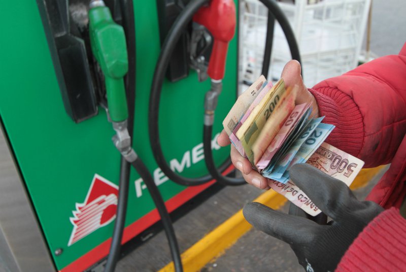 gasolina dinero estación