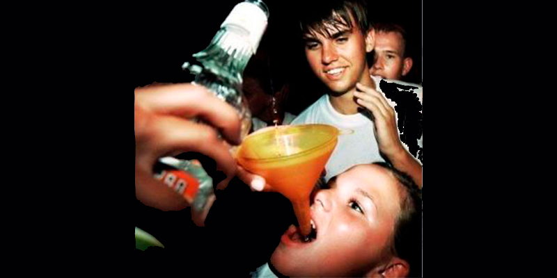 niños-de-primaria-consumen-alcohol-en-Apatzingán