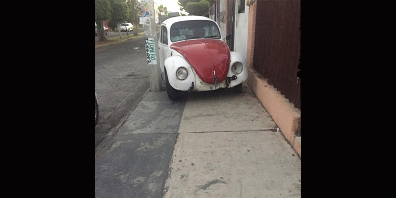 #Denúnciamesta-vocho-estacionado-sobre-banqueta-Justo-Mendoza