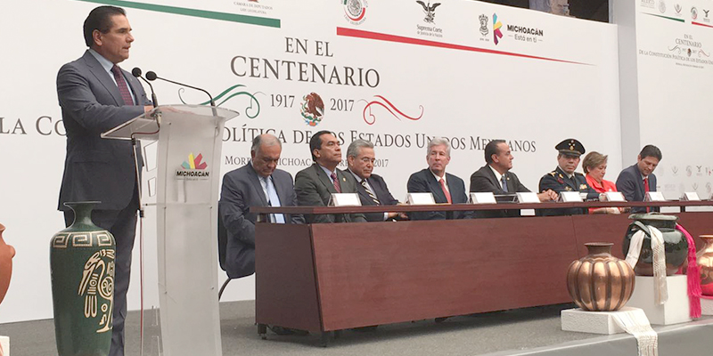 Silvano-Recibe-Facsímil-La-Constitución-Demanda-Amor-Y-Cariño