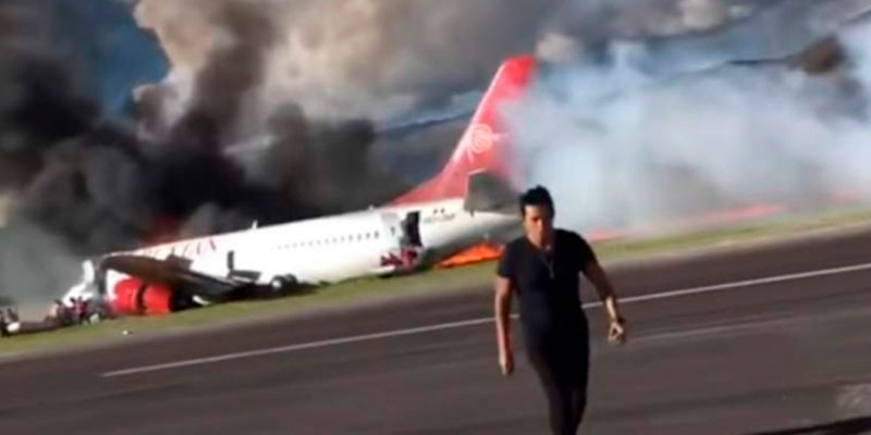 Se-incendia-avión-tras-aterrizar