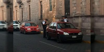 policias-infraccion-carros-centro-Morelia