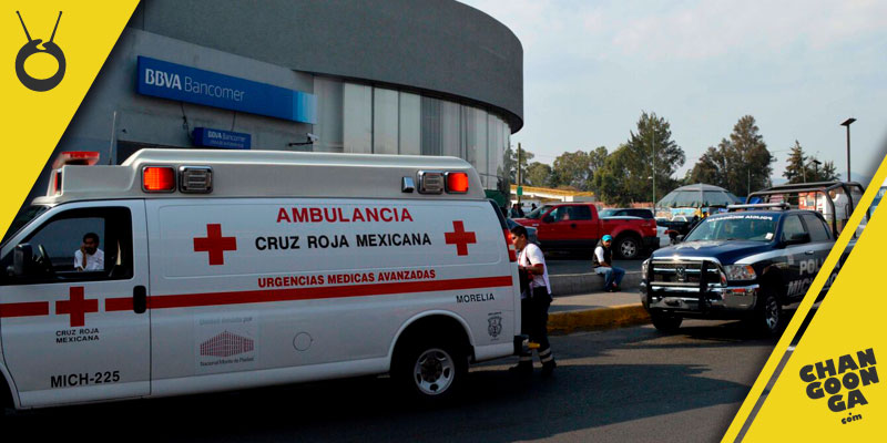 ambulancia-patrulla-banco-Bancomer-salida-Charo