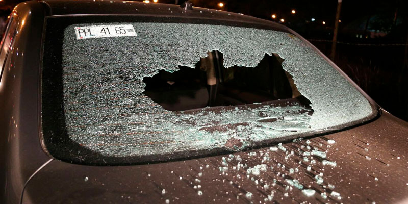 porra-Pumas-daña-vehiculos