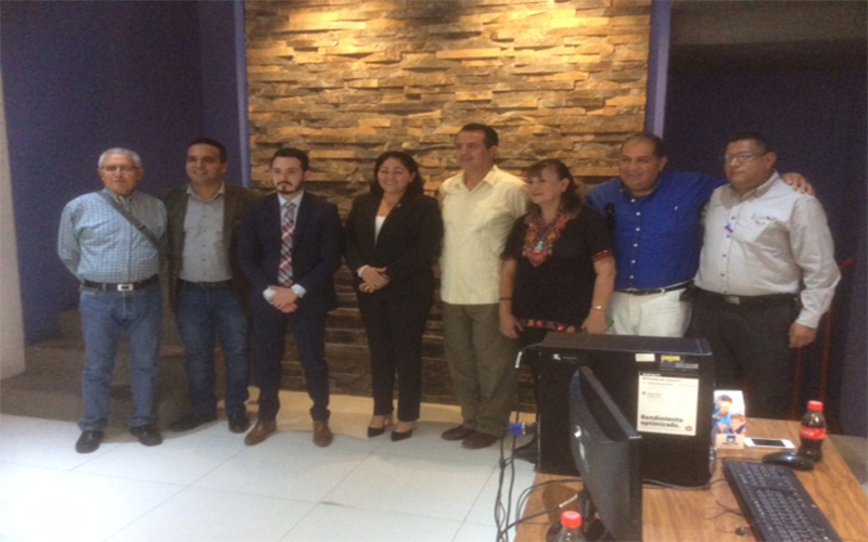 Será modelo para 25 municipios del estado que suscribieron el acuerdo para realizar prácticas de Gobierno Abierto: Luis Ayala. Las prácticas de Gobierno Abierto que implementa al municipio de Pátzcuaro son punta de lanza en el estado y serán modelo para al menos 25 municipios que suscribieron los acuerdos respectivos en esta materia, informó el Director de Transparencia y Acceso a la Información, Luis Ayala Flores. Precisó que lo anterior deriva luego de celebrarse la primera reunión para conformar el Secretariado Técnico Local, estos es la instancia que coordina los trabajos y prácticas de Gobierno Abierto en el estado de Michoacán, donde participa el gobierno del estado y 25 municipios encabezados por Pátzcuaro. En esta reunión participaron Ulises Merino García, comisionado presidente del Instituto Michoacano de Transparencia, Acceso a la Información y Protección de Datos Personales (IMAIP), como representante del gobernador del estado, Silvano Aureoles Conejo, la Contralora, Silvia Estrada Esquivel, y como representante del presidente municipal de Pátzcuaro, Víctor Manuel Báez Ceja, el director de Transparencia y Acceso a la Información, Luis Ayala. El Secretariado Técnico Local estará conformado también por la asociación civil Fundación Michoacana para el Desarrollo Integral de Michoacán (FUCIDIM), así como un facilitador por designar. La formalización de este Secretariado se realizará en las próximas semanas en la ciudad de Morelia, con el objetivo de dar seguimiento a los trabajos de los 25 municipios que suscribieron el acuerdo para las prácticas del Gobierno Abierto.