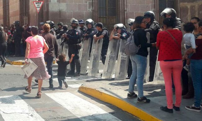 granaderos-toma-Ayuntamiento-Morelia