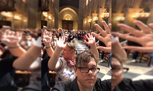 Notre-Dame-turistas-levanta-las-manos