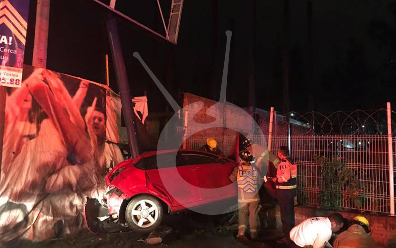 Tres-heridos-deja-aparatoso-choque-de-auto-contra-luminaria-y-malla-ciclónica