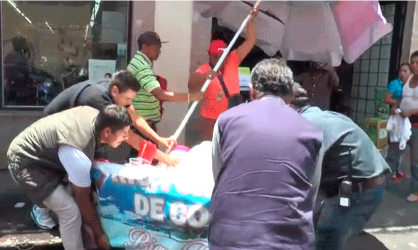 comerciante-ambulante-victimizarse-Morelia-agua-de-coco-1