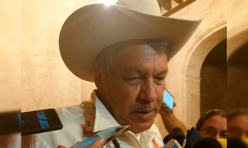 padre-pistolas-ambulantes-sillas-mesas-los-portales-Morelia