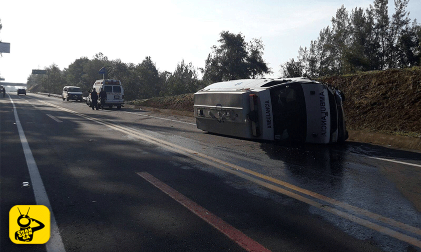 vuelca-ambulancia-Salvador-Escalante-Michoacán-2gif