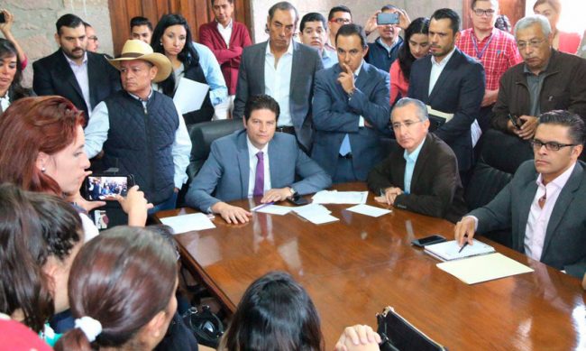 Alfonso-Martinez-atiende-colonos