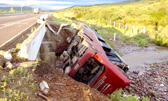 Vuelca-camion-pacientes-IMSS-Sonora-