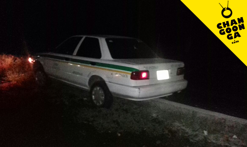 Un vehículo de alquiler quedó empuentado en un camellón y en ese lugar fue abandonado y localizado por la Policía, siendo remolcado a un corralón. Se pudo saber que durante la madrugada de este viernes unos automovilistas llamaron al número de emergencias 911 para reportar que un taxi estaba accidentado en la carretera Apatzingán-Aguililla, en esta ciudad. De esta forma los paramédicos locales y los elementos de Tránsito acudieron al área y en ese lugar encontraron un coche de la marca Nissan Tsuru, de color blanco con franjas amarillas y verdes, con placas de circulación 5939-LCX, de la línea de taxis "Fertem", perteneciente a la agrupación "18 de Marzo". Los socorristas y los policías se percataron de que la unidad del servicio público estaba abandonada y de esta manera se procedió a llevarla a un corralón, suceso que fue en las inmediaciones del Lienzo Charro. Trascendió que más tarde el taxista acudió ante las autoridades competentes para reclamar su auto y afirmó que lo dejó en el área ya mencionada debido a una falla mecánica.