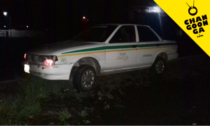 Un vehículo de alquiler quedó empuentado en un camellón y en ese lugar fue abandonado y localizado por la Policía, siendo remolcado a un corralón. Se pudo saber que durante la madrugada de este viernes unos automovilistas llamaron al número de emergencias 911 para reportar que un taxi estaba accidentado en la carretera Apatzingán-Aguililla, en esta ciudad. De esta forma los paramédicos locales y los elementos de Tránsito acudieron al área y en ese lugar encontraron un coche de la marca Nissan Tsuru, de color blanco con franjas amarillas y verdes, con placas de circulación 5939-LCX, de la línea de taxis "Fertem", perteneciente a la agrupación "18 de Marzo". Los socorristas y los policías se percataron de que la unidad del servicio público estaba abandonada y de esta manera se procedió a llevarla a un corralón, suceso que fue en las inmediaciones del Lienzo Charro. Trascendió que más tarde el taxista acudió ante las autoridades competentes para reclamar su auto y afirmó que lo dejó en el área ya mencionada debido a una falla mecánica.