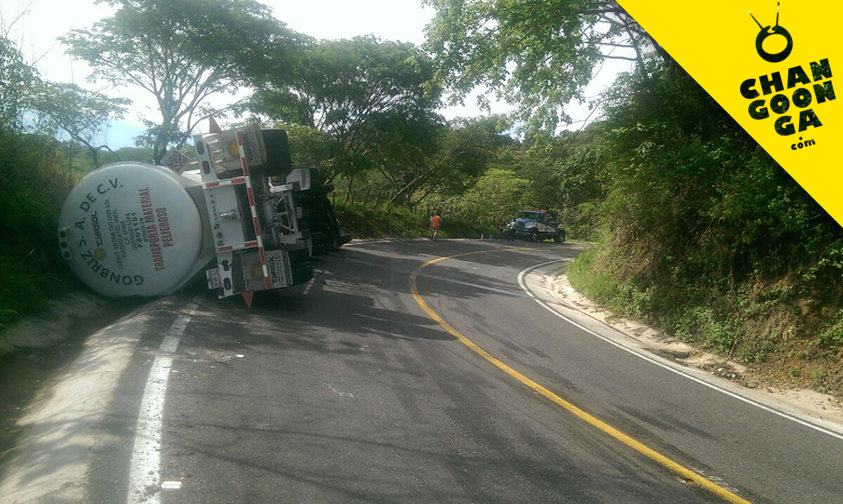 Una pipa que trasladaba 20 mil litros de gasolina volcó en la carretera La Mira-Arteaga, en este municipio, sin que hubiera personas lesionadas, únicamente daños materiales, según lo refirieron las autoridades competentes. El suceso fue durante la tarde de este jueves en el kilómetro 297 de la vialidad antes citada. A la zona se trasladaron los paramédicos de Protección Civil Municipal para atender la emergencia.  De igual forma asistieron los oficiales de la Policía Michoacán y también los agentes de Vialidad para hacer las actuaciones respectivas. El vehículo de carga quedó volcado sobre su lado izquierdo y bloqueó parcialmente la rúa antes comentada. De acuerdo con las autoridades policiales se derramaron cerca de 15 mil litros del carburante que terminaron sobre el terreno. Se dijo que todo pasó cuando la unidad tomaba una pronunciada curva y un momento determinado le ganó el peso con el desenlace ya conocido. Una grúa ayudó a remolcar el automotor siniestrado a un corralón oficial