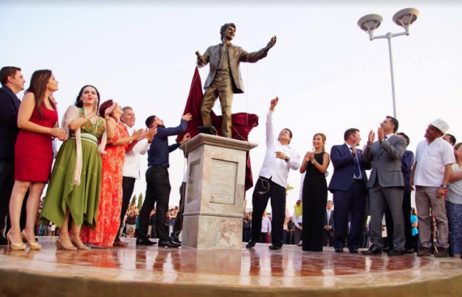 Alcalde Inaugura Monumento Y Placa De Juan Gabriel En El Paseo De Las Estrellas