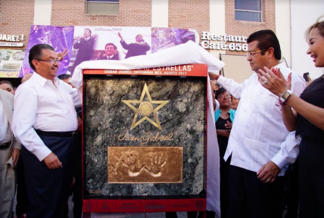 Alcalde Inaugura Monumento Y Placa De Juan Gabriel En El Paseo De Las Estrellas