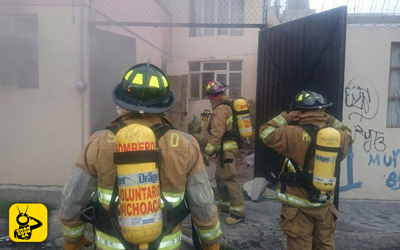 bomberos-rescatan-canes-Morelia-incendio