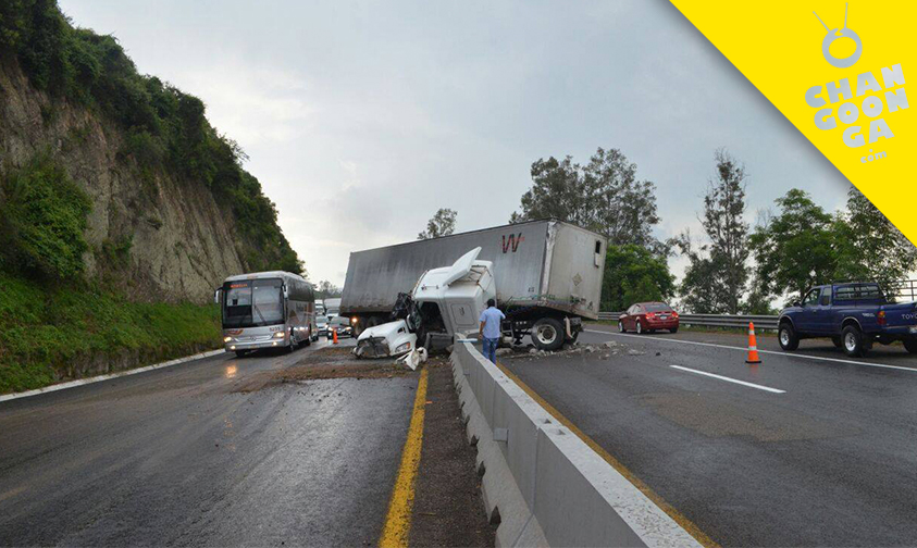 tráiler-vuelca-carretera-Morelia-Pátzcuaro-1