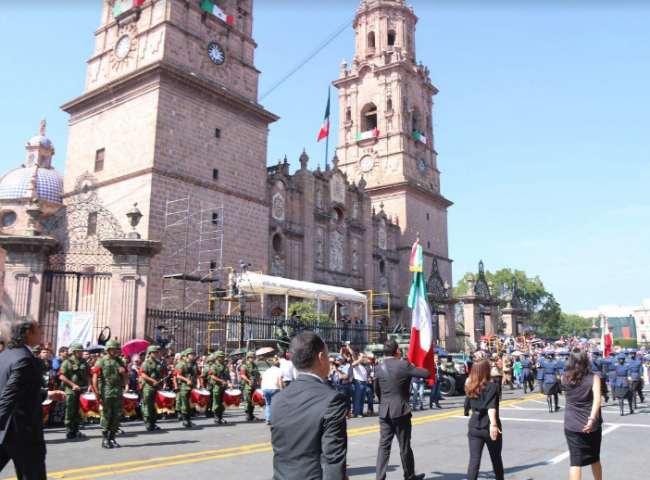 Morelianos dan muestra de civilidad y orden en ceremonia del Grito y Desfile